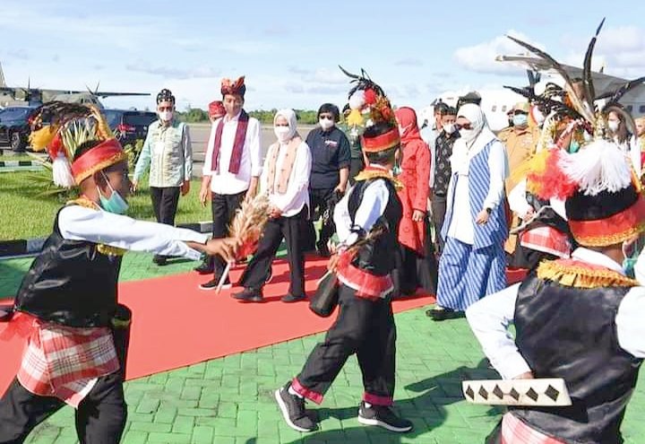 Mendarat di Wakatobi, Presiden Jokowi Disembut Dengan Tari Sajo Moane