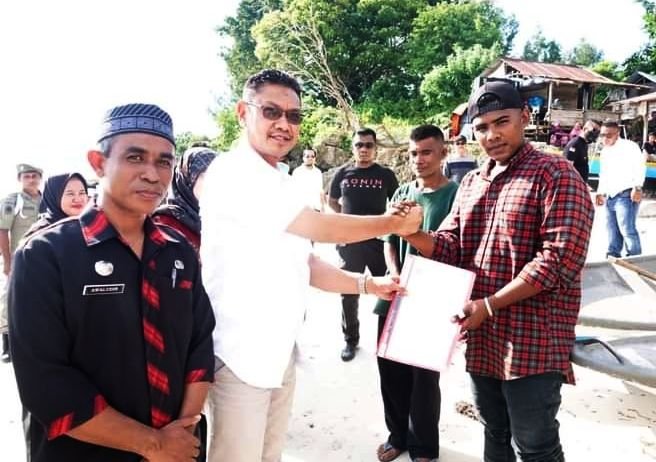 Tingkatkan Kesejahteraan, Budiman Serahkan Bantuan Untuk Nelayan Desa Lawela