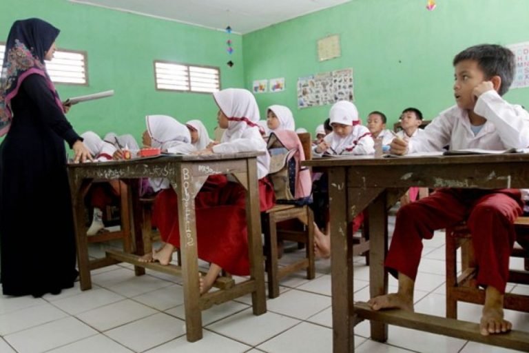 Guru di Busel, Semakin Berjasa Makin Menderita