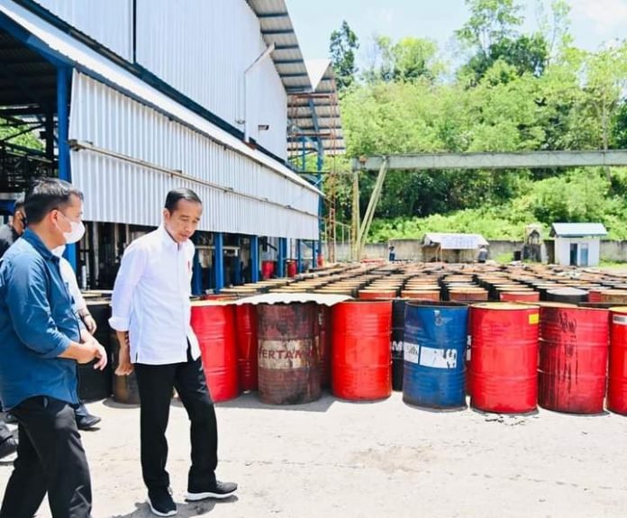 Jokowi di tambang aspal buton