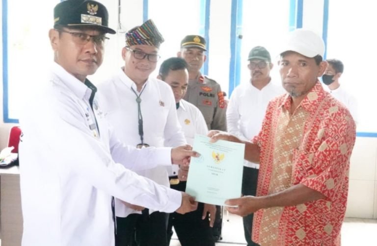 Pj. Bupati Busel Serahkan 200 Sertifikat Tanah Masyarakat Siompu