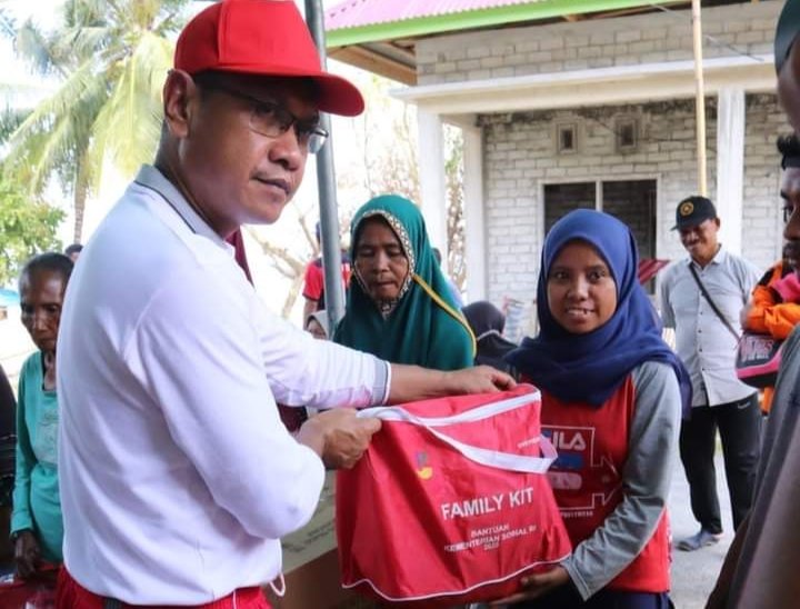 Terdampak Cuaca Ekstrem, 17 KK di Kecamatan Siompu dan Siompu Barat Terima Bantuan