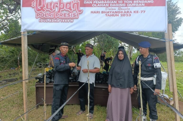 Batalyon B Pelopor Sat Brimob Polda Sultra Bagikan 250 Paket Daging Sapi