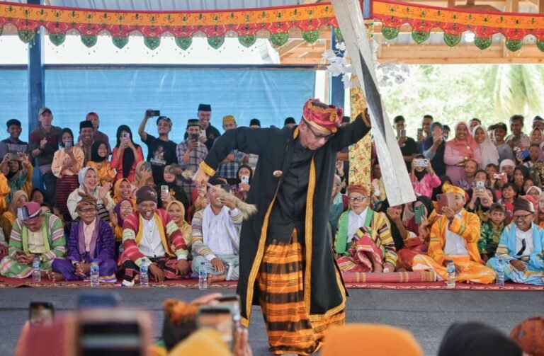 Pj. Bupati Buton Menari di Pesta Adat Pidoa’ano Kuri