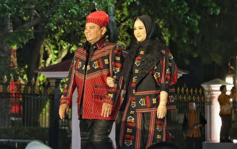 Pj. Gubernur Sultra Promosikan Tenunan Sultra di Istana Negara