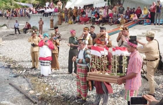 Larung Laut, Ritual Adat