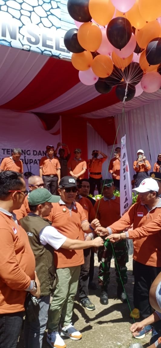 Pj Bupati Buton Selatan, Ridwan Badallah Sedang Melepas Balon Bersama Ketua Kpu Dan Ketua Bawaslu Busel