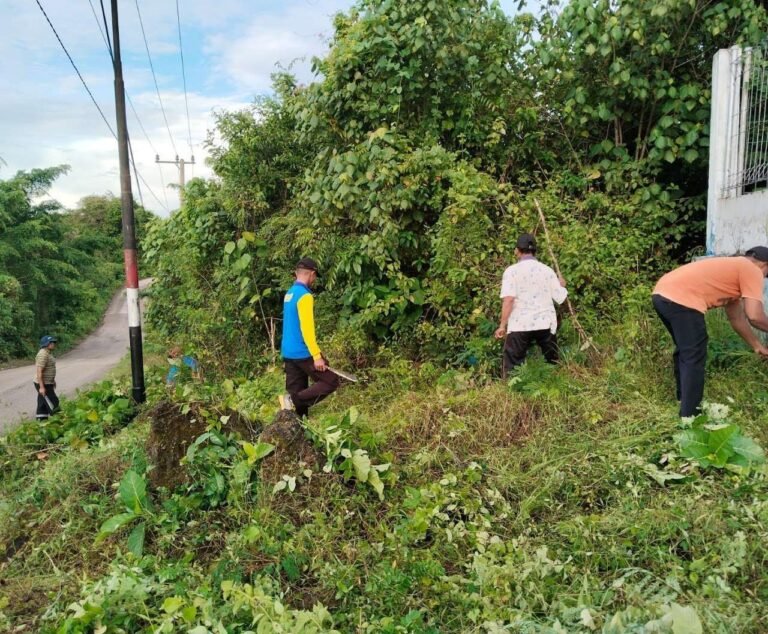 Polsek Lapandewa dan Warga Gelar Kerja Bakti Jumat Bersih di Desa Kaindea