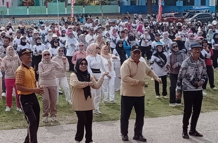 Ribuan Warga Ikut Jalan Santai PGRI Buton Selatan, Bupati Adios Puji Peran Guru