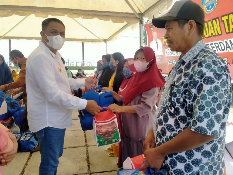 Salurkan Bantuan Untuk Warga Terdampak Bencana Alam, Bupati Busel Imbau Warga Tingkatkan Kewaspadaan
