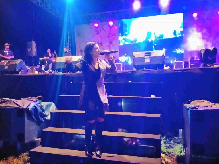 Artis Ona Hetharua Hibur Masyarakat Busel di Malam Penutupan Festival Siosakabalaba