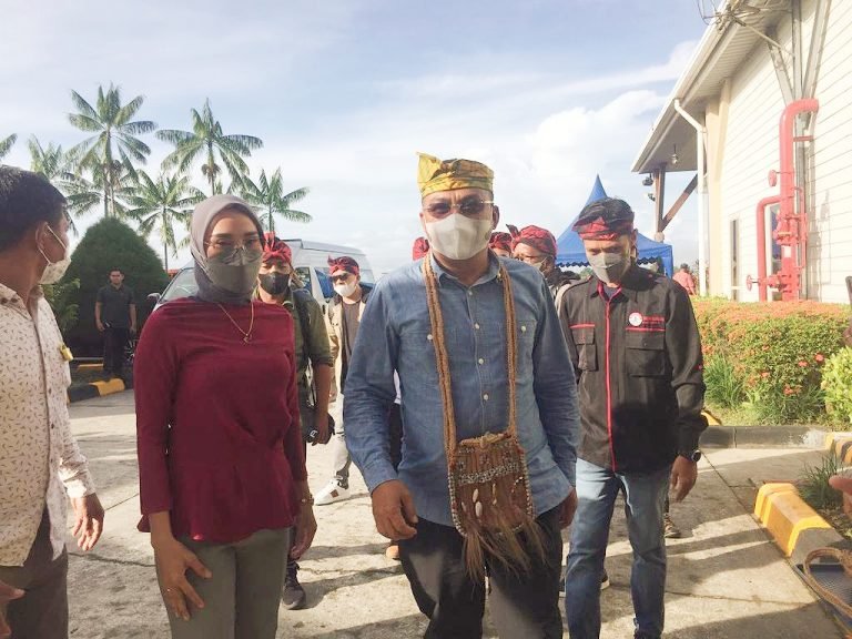 Bupati Busel Hadiri Pelantikan Ketua Kerukunan Keluarga Sultra di Timika