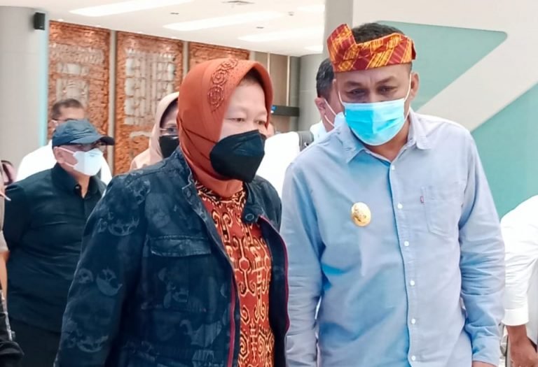 Wabup Mimika dan Bupati Busel Sambut Mensos Risma di Timika: Generasi Papua Berhak Sukses