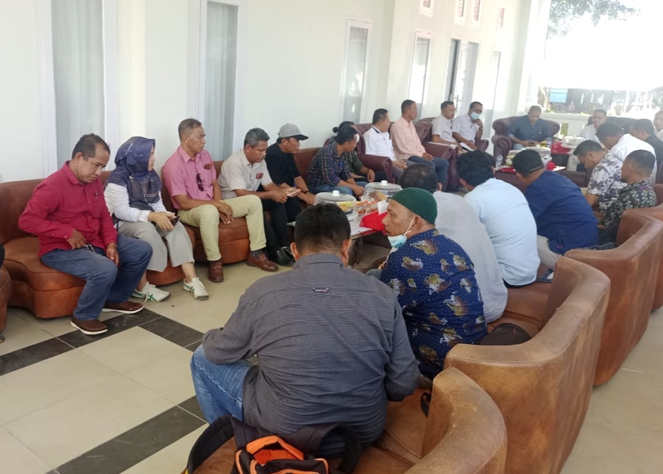 Rapat, kades, kepala desa, lurah, buton selatan, busel, pj bupati, budiman, kadis kesehatan, insanu