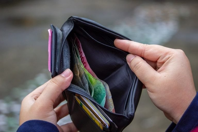 Guru di Busel Cemas, Gaji 13 Belum Cair