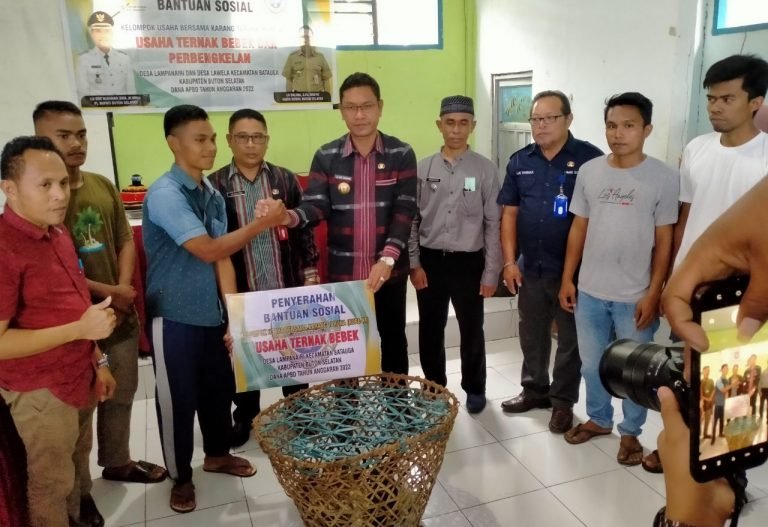 Salurkan Bansos Kube di Kecamatan Batauga, Ini Harapan Pj. Bupati Busel…