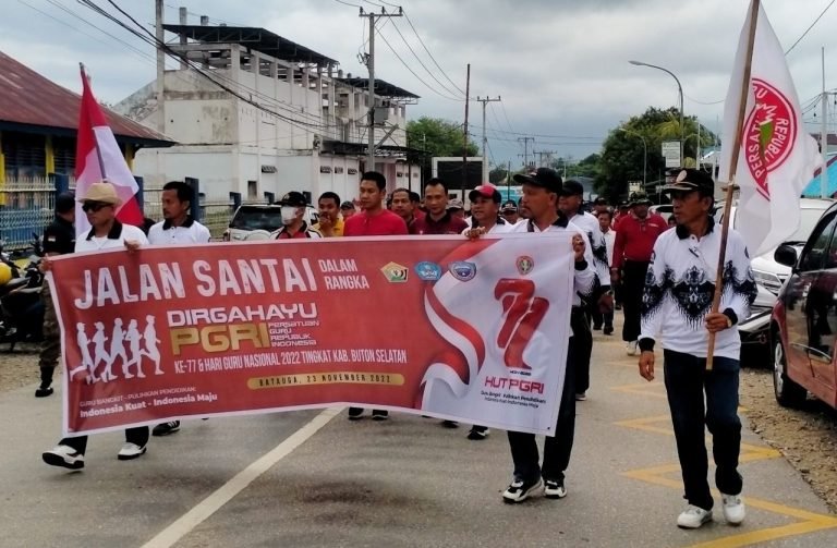 Pj. Bupati Busel Pimpin Jalan Santai HUT PGRI ke-77