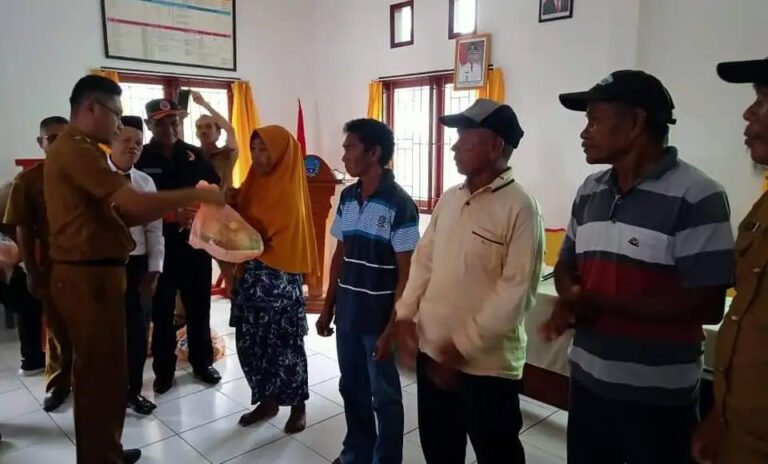 Puluhan Warga Kadatua yang Terdampak Cuaca Ekstrem Dapat Bantuan