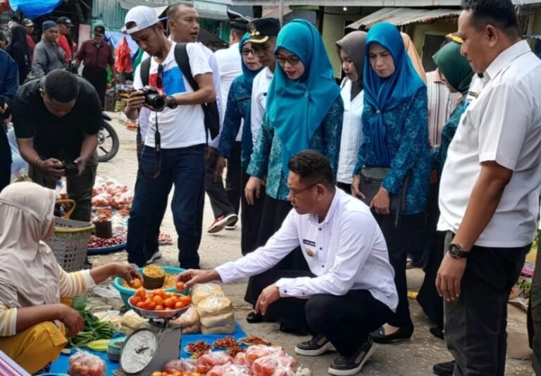 Pemkab Busel Kerjasama Dengan Bulog Stabilkan Harga Sembako