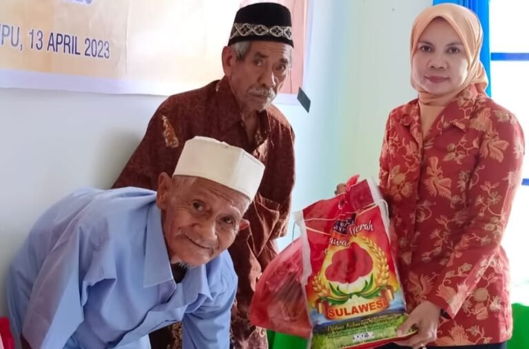 Berkah Ramadan, Lansia di Kecamatan Siompu Terima Santunan Dari DWP Busel