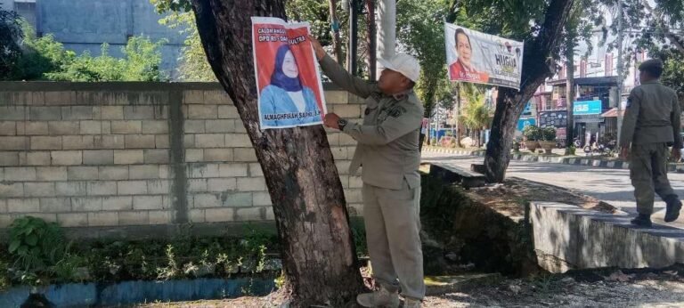 Pemkot Kendari Mulai Tertibkan Atribut Peraga Kampanye