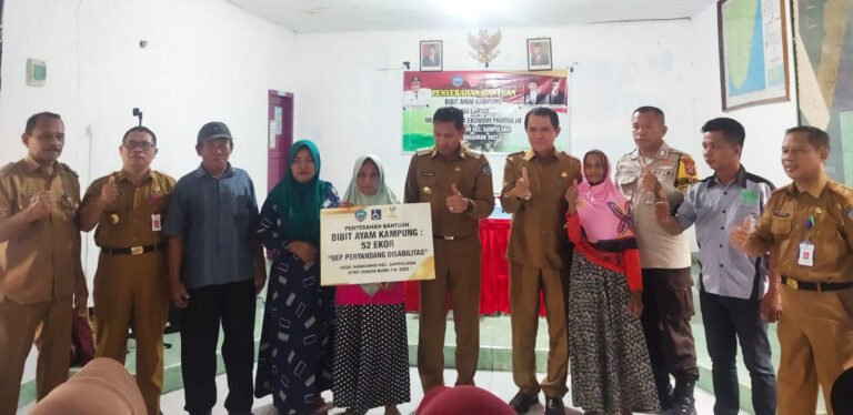 Pj. Bupati Busel Berikan Bantuan Ternak Ayam Kampung Pada Lansia dan Disabilitas