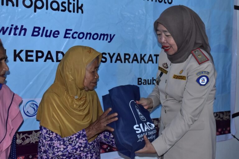 SKIPM Baubau Bagi 500 Kg Ikan Beku Pada Warga