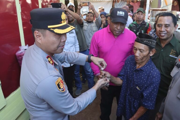 Kapolres Baubau Menyerahkan Kunci Rumah Beserta Perabotnya Kepada Warga Yang Kurang Mampu