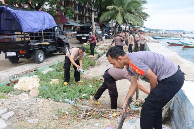 Polres Baubau Gelar Bersih-Bersih di Pasar Wameo