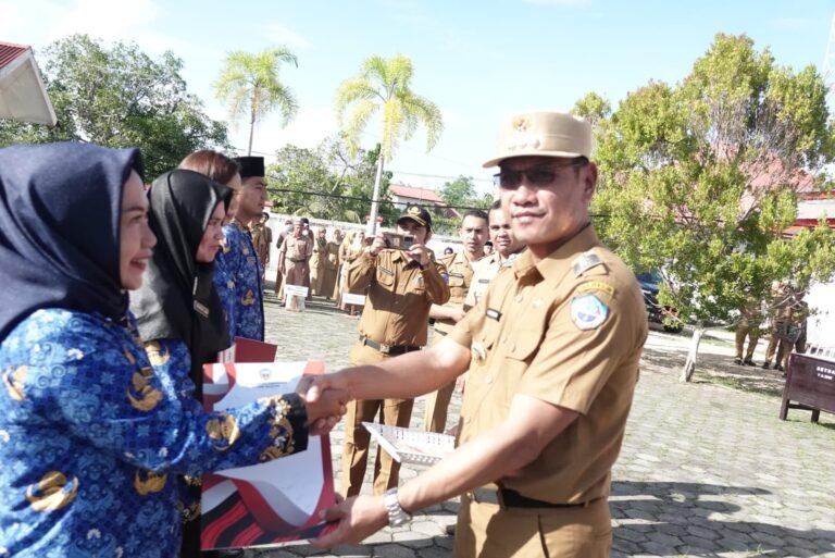 La Ode Budiman Serahkan SK 136 PNS dan 13 PPPK