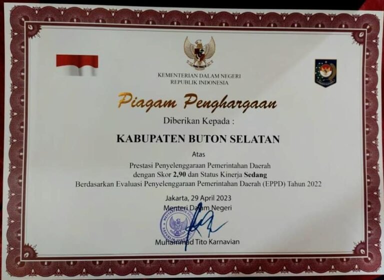 Pj. Bupati Busel Terima Penghargaan Prestasi Penyelenggaraan Pemerintah Daerah