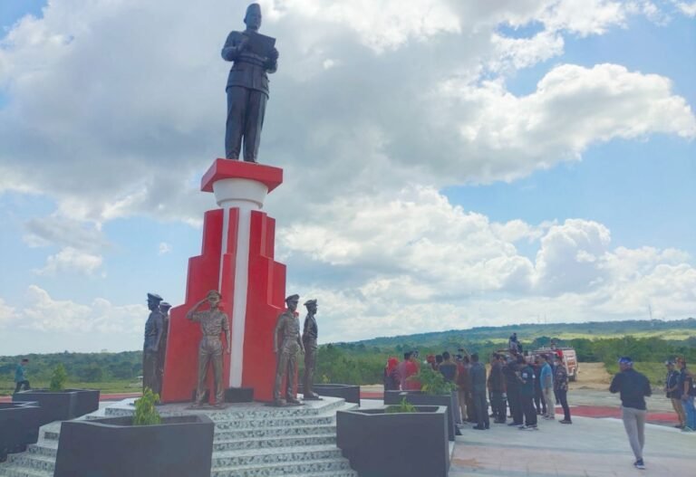 Patung Soekarno di Simpang Tujuh Buton Selatan