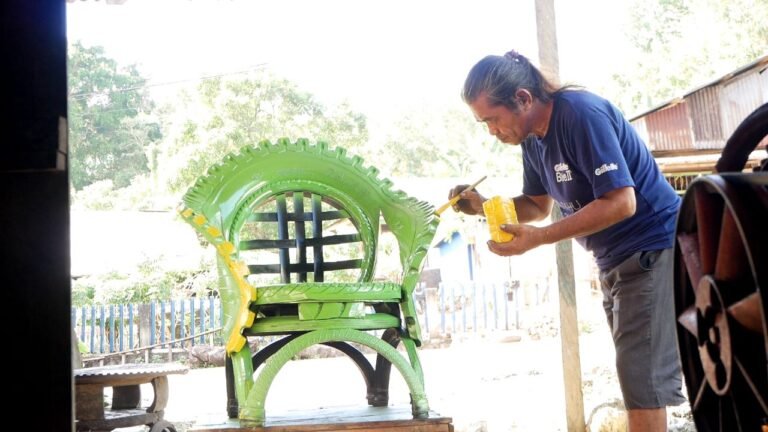 Lansia di Baubau Sulap Ban Bekas Jadi ‘Cuan’