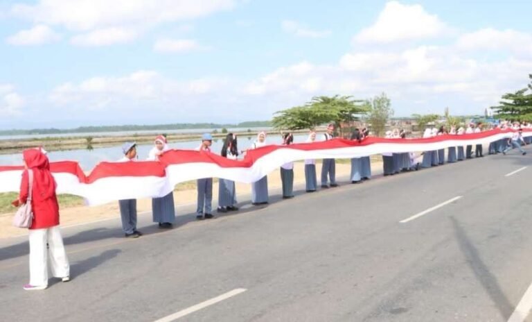 Bendera Merah Putih 17 Km Dibentangkan 17 Ribu Siswa
