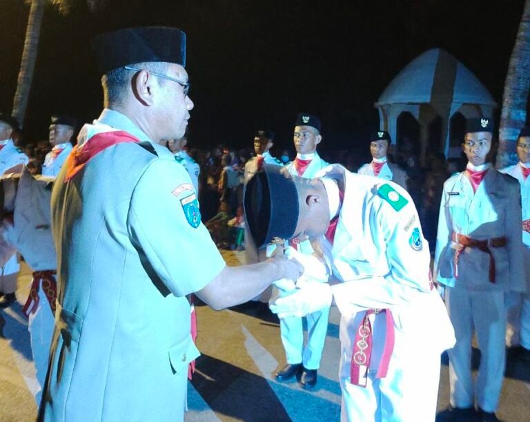 La Ode Budiman Pimpin Langsung Upacara Taptu dan Pengukuhan Paskibra di Pantai Boti