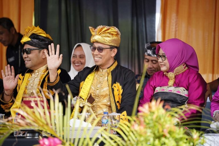 Pakaian Adat Meriahkan Karnaval Budaya HUT Baubau