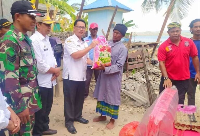 Dinsos Baubau Serahkan Bantuan Korban Angin Puting Beliung