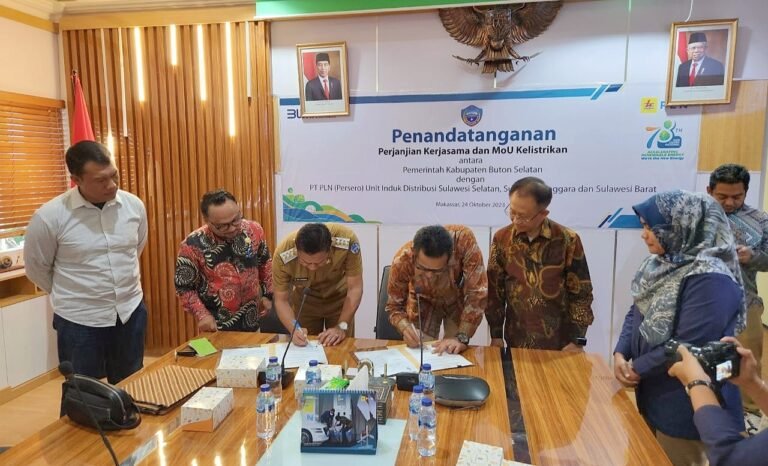 Pemkab Busel dan PLN Teken MoU Pengembangan Infrastruktur Kelistrikan
