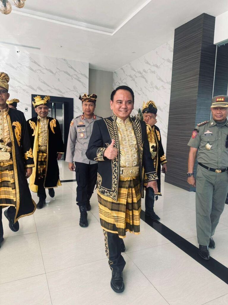 Pj. Gubernur Sultra Terima Gelar Adat Kesultanan Buton