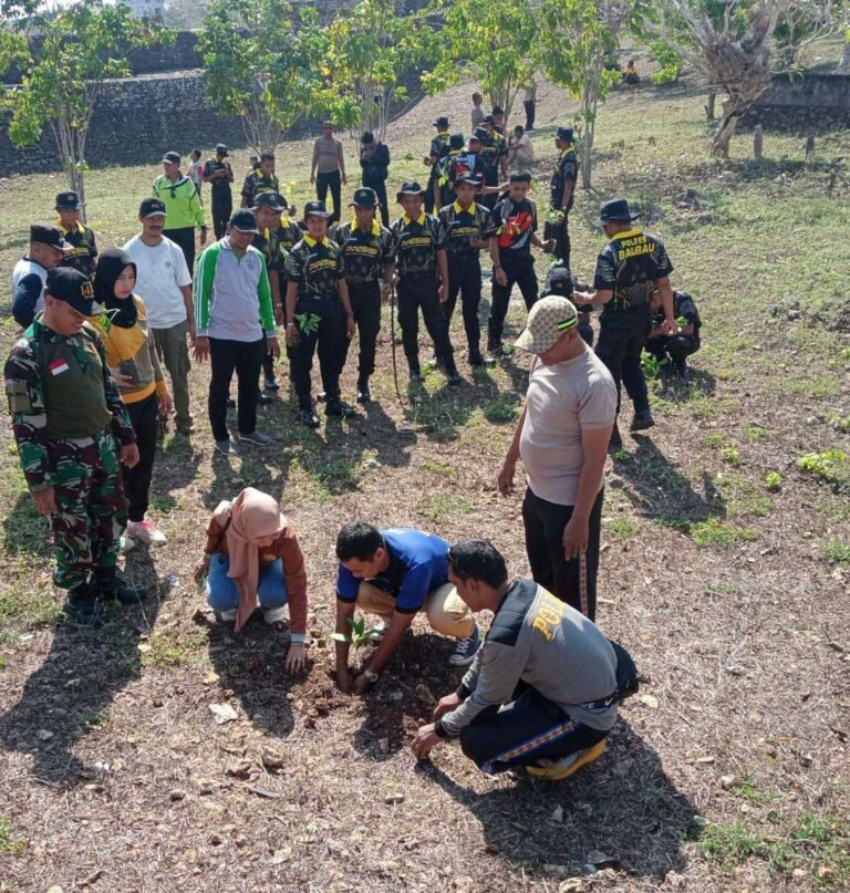 Polres Baubau Tanam 100 Bibit Pohon