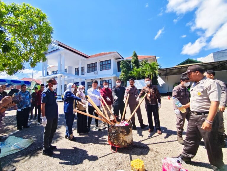 Kejari Baubau Musnahkan Barang Bukti dari 16 Kasus Pidana