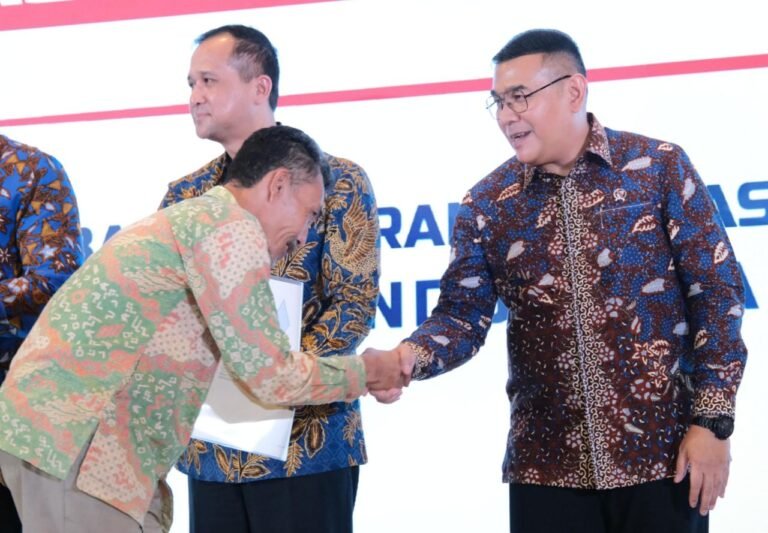 642 KK Transmigran di Daerah Ini Terima 1.120 Sertipikat Tanah, Wamen ATR: Bukti Pengakuan Negara