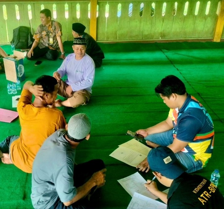 Kantor Pertanahan Buton Selatan Serahkan Sertipikat PTSL kepada Warga Desa Gunung Sejuk