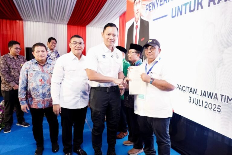 Lampaui Target PTSL, Menko AHY dan Wamen ATR Serahkan Sertipikat ke Warga