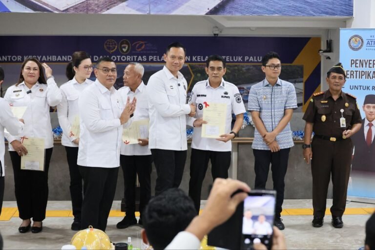 Negara Hadir, Menko AHY dan Wamen Ossy Serahkan Sertipikat Tanah untuk Rakyat Sulawesi Tengah