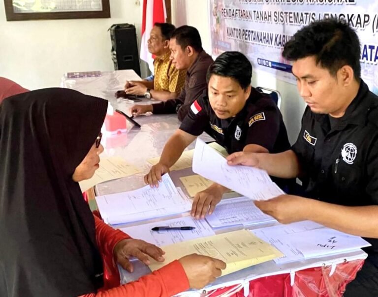 Warga Kadatua Terima Sertipikat dari Program PTSL