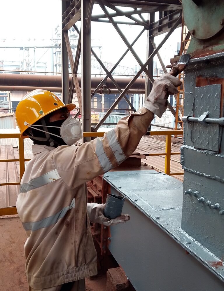 Cat di Tangan, Harapan di Hati: Potret Kerja Hikmatullah di PT TSI Morowali