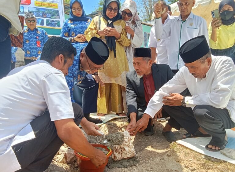 Dukung Pembinaan Akhlak Pemuda Buton Selatan, Bupati Adios Letakkan Batu Pertama Pondok Tahfiz As-Siraj