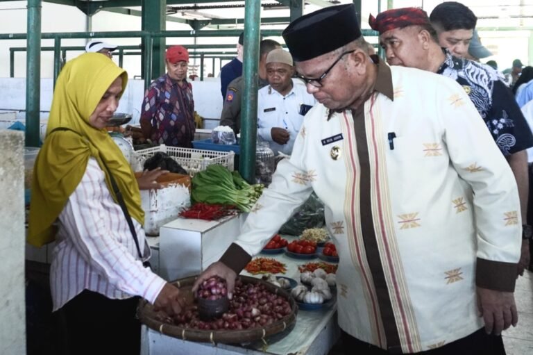 Bupati Adios Inspeksi Pasar Bandar Batauga dan Luncurkan Gerakan Pangan Murah