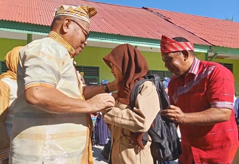 Motivasi Bupati Adios untuk Siswa di Kecamatan Siompu: Jangan Takut Bermimpi Besar